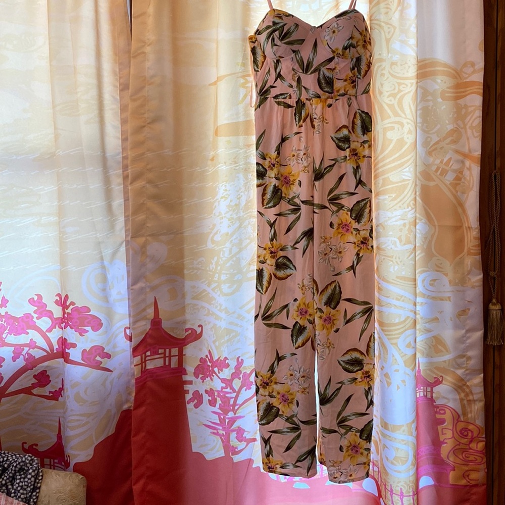 •BAND OF GYPSIES• PINK FLORAL ROMPER SIZE MED SPAGHETTI STRAPS BUILT IN BRA